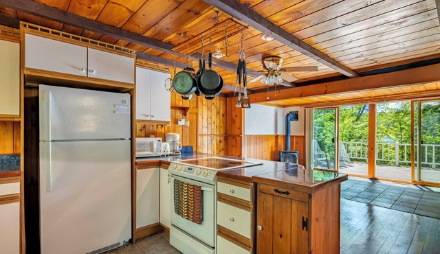 Lovely 2-bedroom bungalow in Williamsburg. Disconnect from it all!