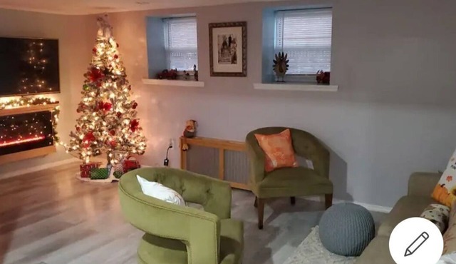 Lovely 2 bedroom unit in private house.