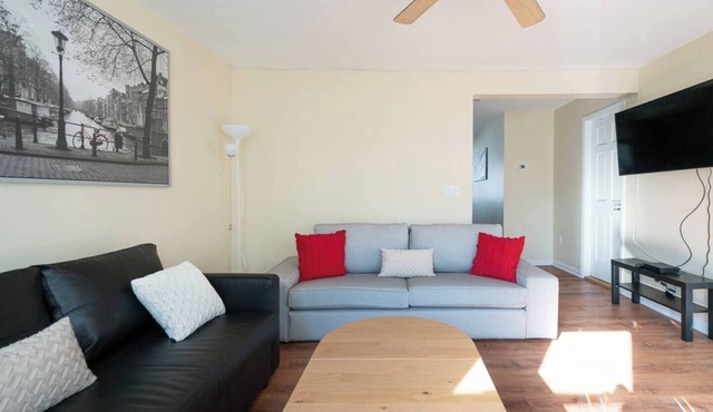 Lovely 3BR Home with parking-Walk to WP Gate!