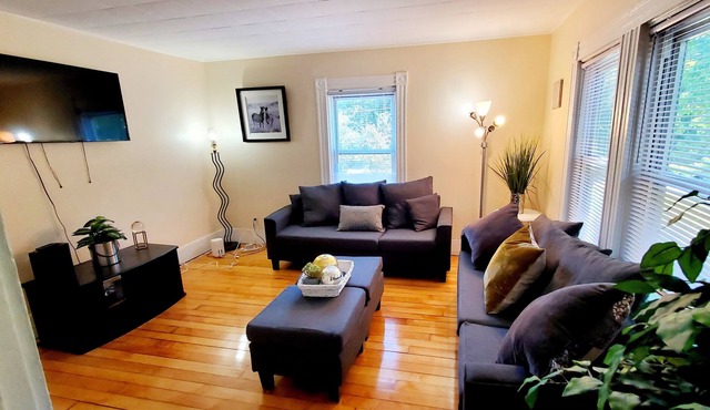 Lovely 4 bedroom home 15 min from Gillette stadium. Close to shops & restaurants