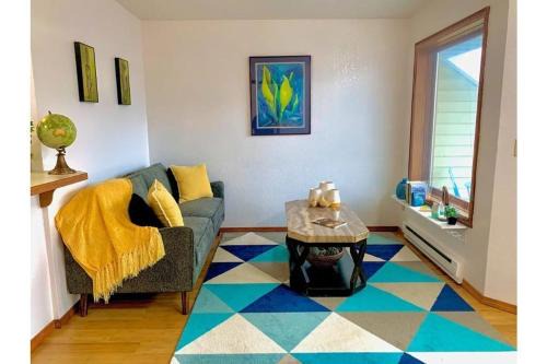 Lovely Condo Across from Downtown w Mountain View