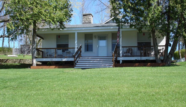 Lovely Cottage, Completely Remodeled Two Bedroom One Bath Can Accommodate Six.