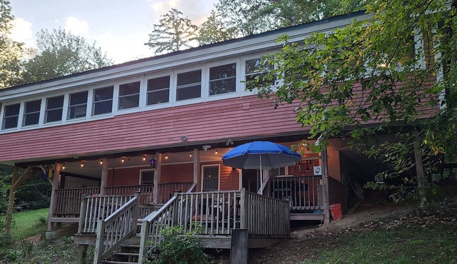 Lovely cottage with sauna and hot tub in Grafton