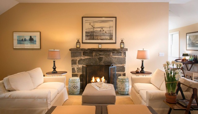 Lovely, cozy Cottage on a non working farm in a rural town. Quiet and private.