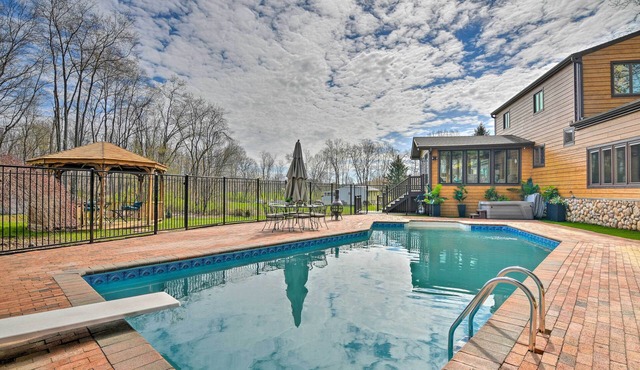 Lovely Highland Home w/Pool & Hot Tub!