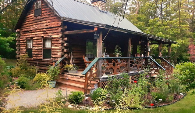 Lovely Log Cabin Retreat: Cozy Fireplace, Beautiful Gardens & Nature