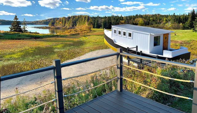 Lovely ocean views, hiking & lobster boat lounge