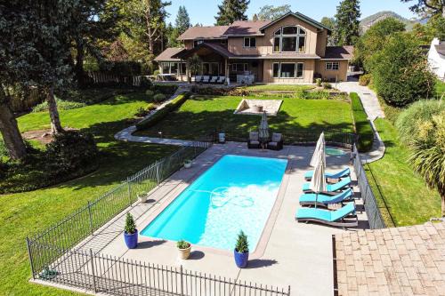 Lovely Riverfront Grants Pass Home: Pool & Hot Tub in Grants Pass
