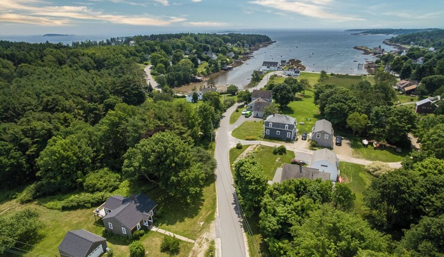 Lowell's Cove Cottage - Quaint 2BR Cottage short walk away from Lowell's Cove