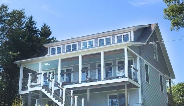 Lowell's Getaway. Kayaking, beaches, dining and AC from this water view home.