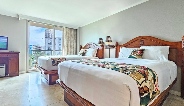 LUANA WAIKIKI HOTEL 502 🏝 2 Queen Bed CityViewStudio,WiFi,AC,GYM,POOL & Kitchen