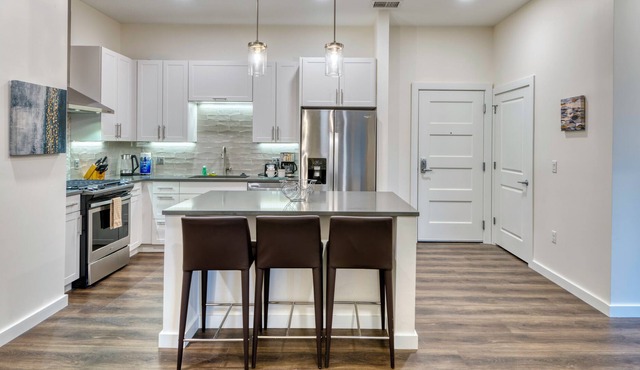 Lux 2 Bed/2 Bath Apartment with Amenities Near Shipyards