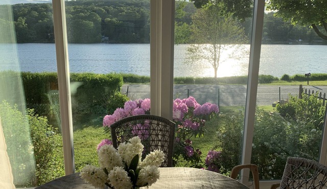 Lux Bungalow on Gorgeous Lake. Relax. Explore nearby towns. Ski. Kayak. Hike.