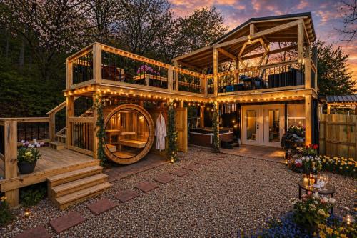 Lux Cabin with Sauna, Hot Tub & Rooftop Firepit
