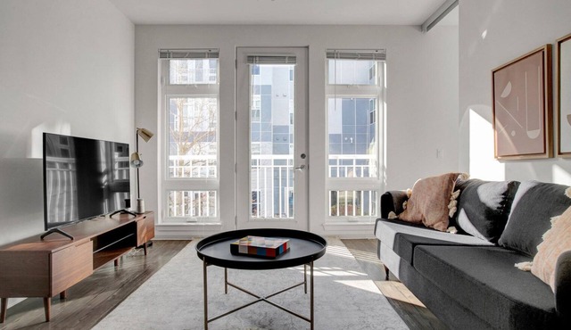 Luxe 2B w/W/D, Gym, Rooftop. Steps from T stop by Blueground