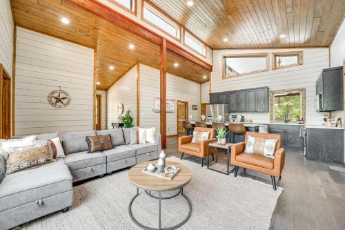 Luxe Broken Bow Home w/Hot Tub & Fire Pit!