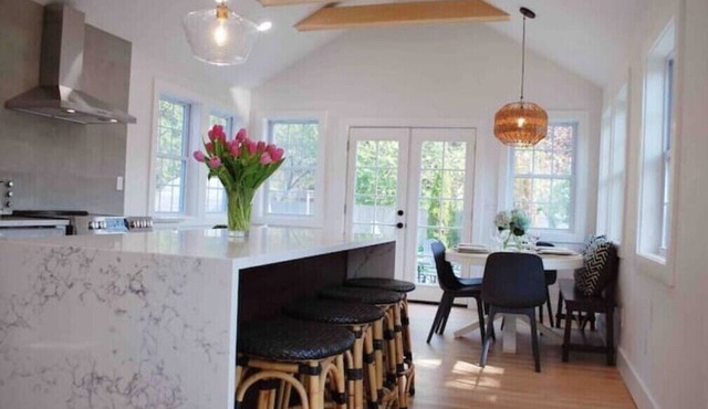 Luxe, designer renovation; walk to Tyde wedding venue, shops & beach!