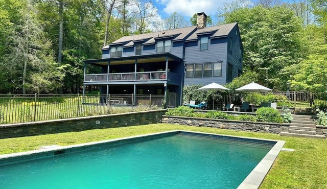 Luxe farmhouse, Pool OPEN. fireplace and sauna