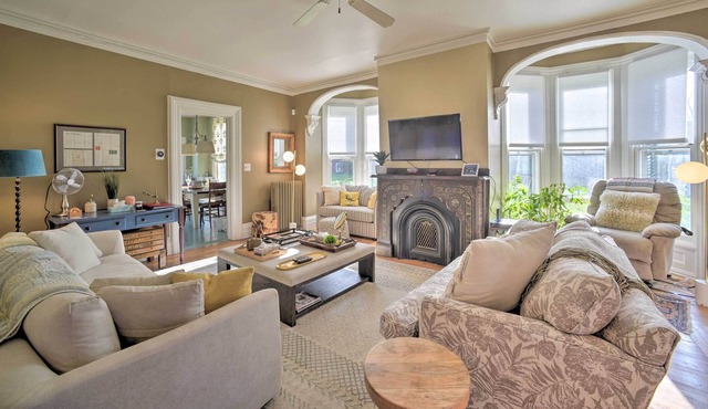 Luxe 'Windmill Farms' w/ Hot Tub & Fire Pit!