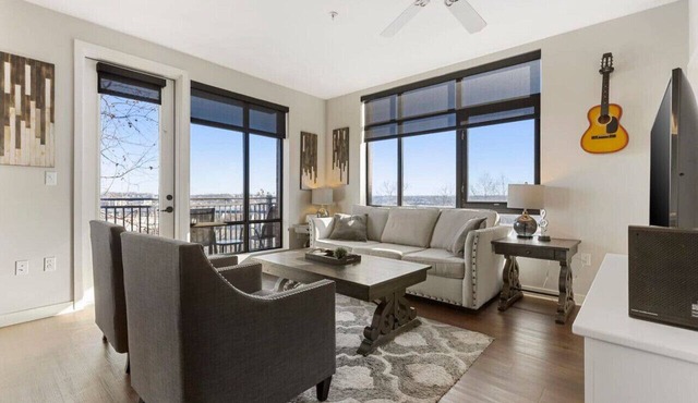 Luxurious Downtown Corner Views 2 bed 2bath-#211