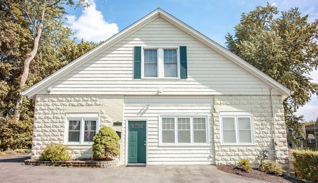 Luxurious-Modern feel w/custom features - AC, short walk to Shelton