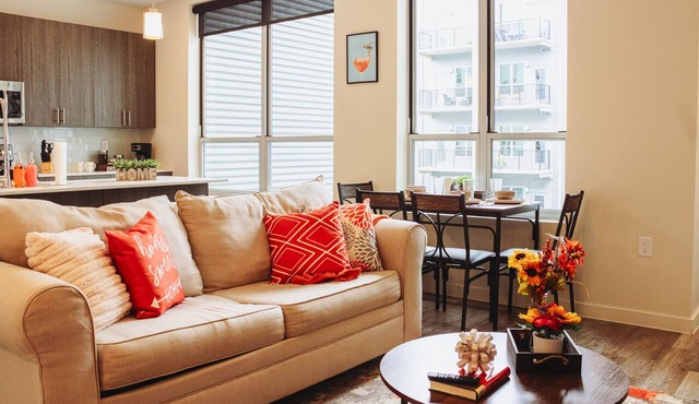 Luxurious Spacious Apartment in the Heart of Downtown! King Bed, Gym, Pool!