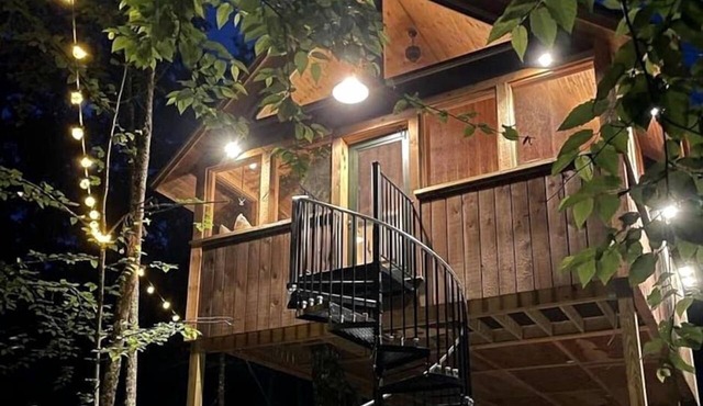 Luxurious Tree House with Hot Tub and Firepit, Perched over Littlefield Pond, Perfect for a Relaxing Weekend Getaway near Portland, Maine