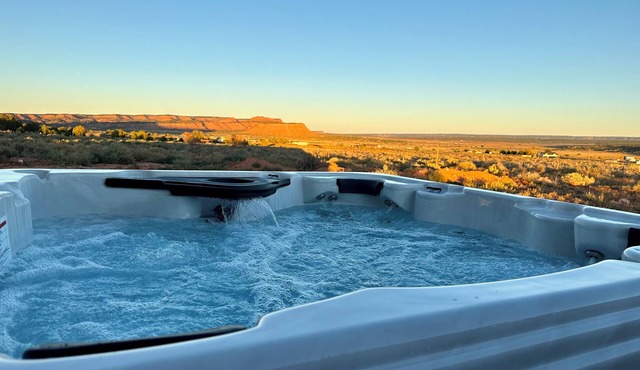 Luxury 3-bedroom house with private hot tub!