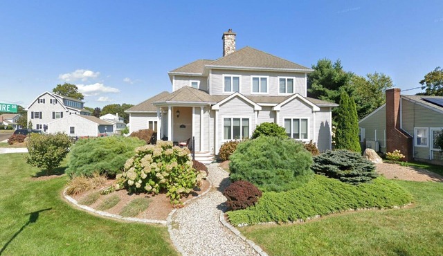 Luxury coastal home in located in Cornfield Point, sleeps 8+.