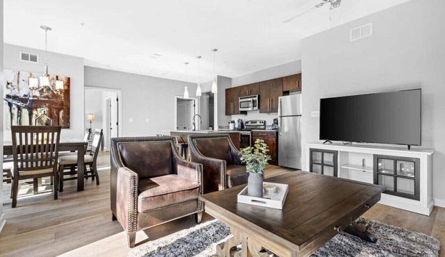 Luxury Downtown 2 bed 2 bath corner unit- #304