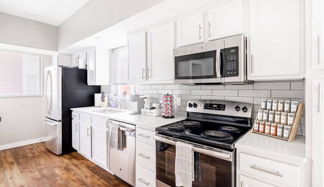 Luxury Downtown Townhome w/Private Garage Unit 2