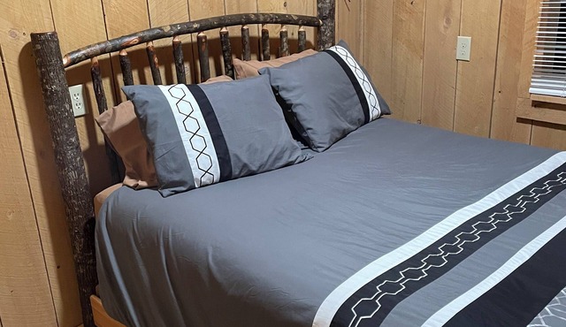 Luxury Family Retreat w Fireplace, AC, Air Fryer & Kitchenette Sleeps 6