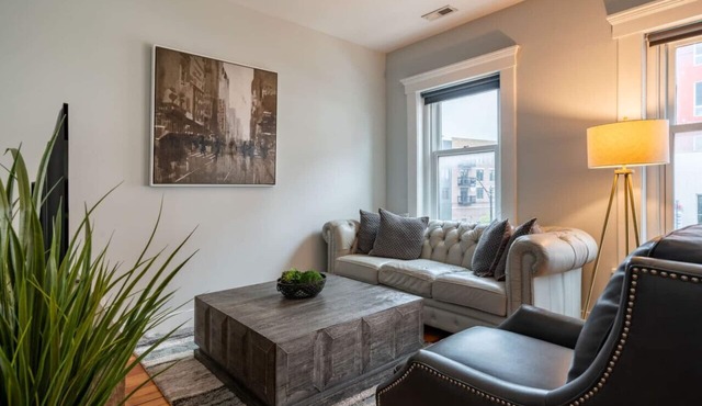 Luxury High Street Flat - Private Parking!