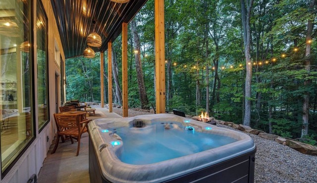 Luxury Hocking Couples Cabin | Secluded! Hot Tub!