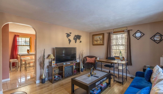 Luxury Home Central to Farmington, Plainville & Downtown New Britain