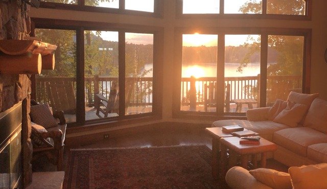 Luxury Lakehouse in Mammoth Cave with amazing sunset view and relaxing fire-pit.