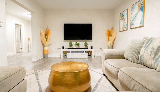 Luxury Modern Home - Family Friendly Close to Boston and Gillete Stadium!