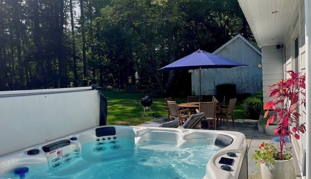 Luxury Redo: Hot Tub, Playroom, Fire-pit, Sleeps 12