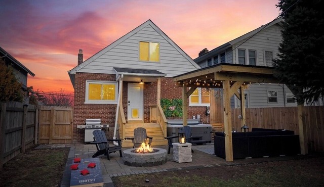 Luxury Retreat with Hot Tub, Movie Theater, Pet-Friendly near German Village