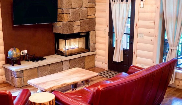 Luxury Treehouse Getaway with Treetop Views
