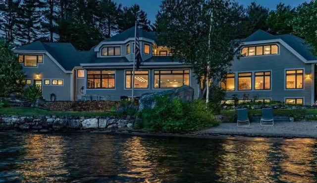 Luxury Winnipesaukee Lakefront 6-bedroom with beach & AC in charming Tuftonboro