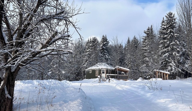 Luxury Yurt with private hot tub 15 min to Jay Peak Resort