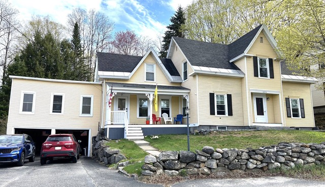 Main Street Retreat 4-bedroom w Hot Tub, Walk to Beach, Harbor & Restaurants