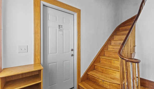 Malden 3Br Apt on 2F/with Free parking/WiFi/Windows AC