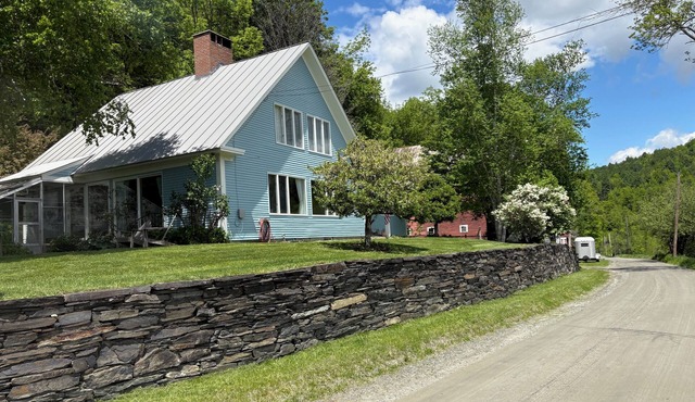 Maple Avenue Farm. Views, Farmhouse in Pomfret