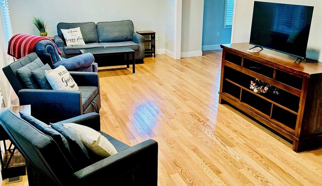 Maplewood Retreat: Nearby Kingston Lake | Monthly Stays