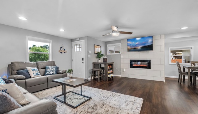 Marina Breeze: Lake View > Central To Grove & Grand