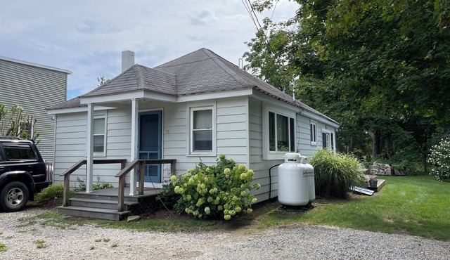 Marsh Landing, a charming 2-bedroom cottage in serene Westbrook with WiFi, AC