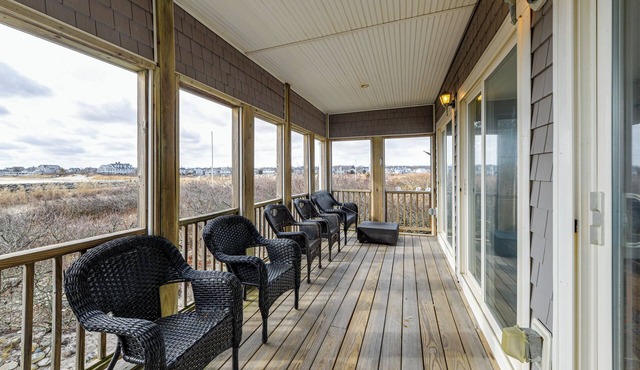 Marshfield Home w/4 Decks & Private Beach Access!