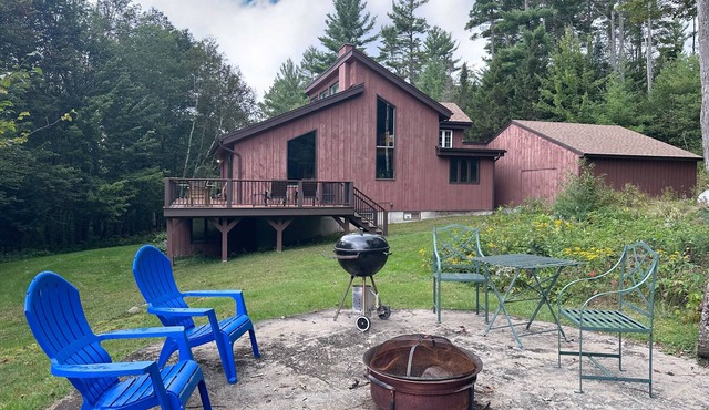 MCM hideaway with entertainer's deck, dog-friendly yard, Ping-Pong & WFH desks